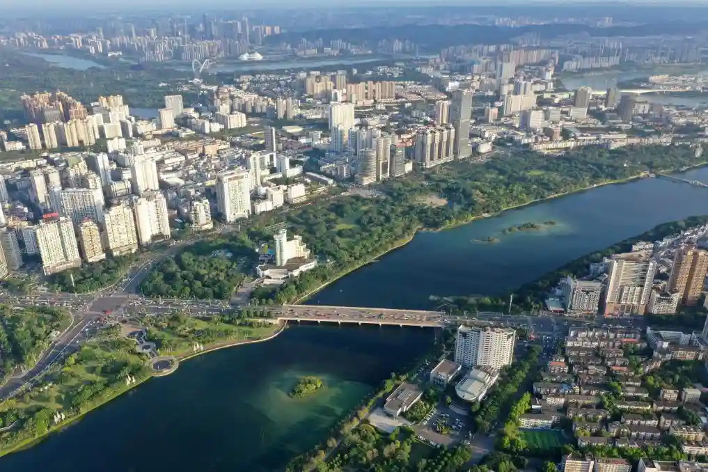 四季常春城，四月天里全年绽放