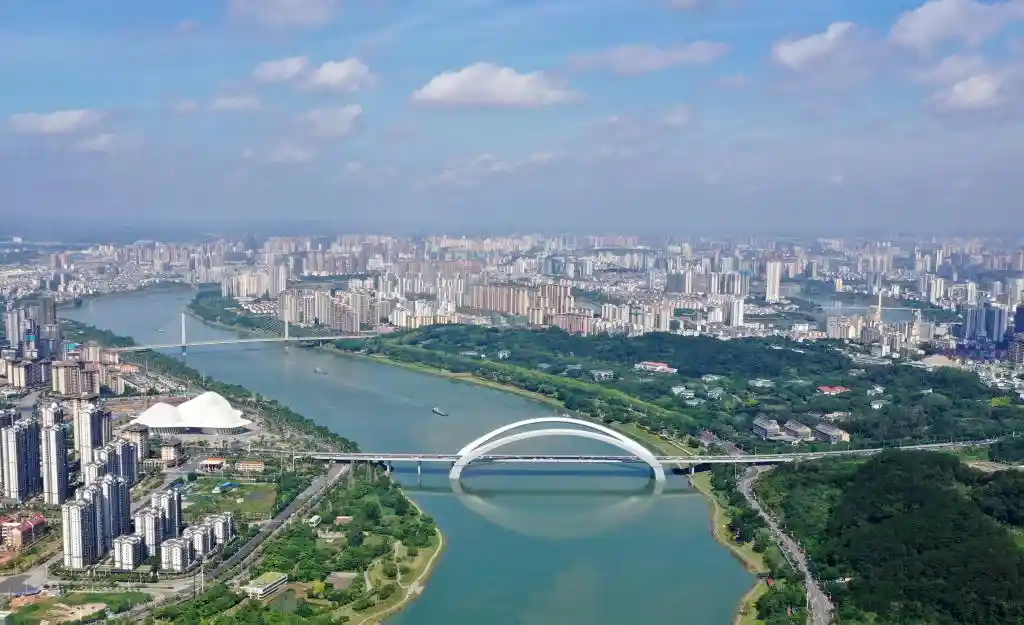 四季常春城，四月天里全年绽放