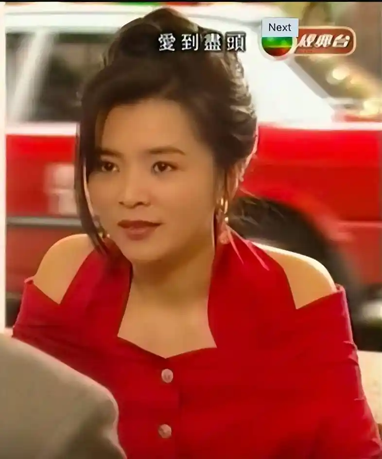 陈玉莲近照曝光！短发配巨花束，古装女神气质不减当年