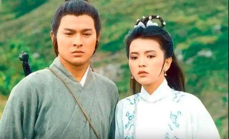 陈玉莲近照曝光！短发配巨花束，古装女神气质不减当年