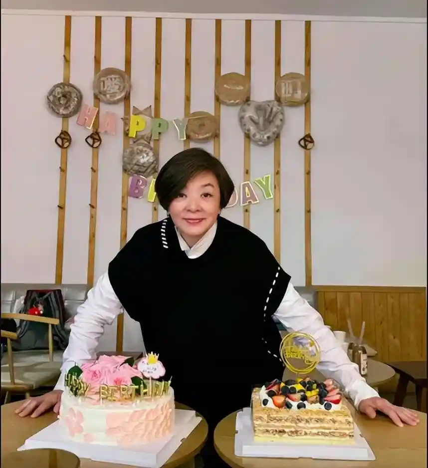 陈玉莲近照曝光！短发配巨花束，古装女神气质不减当年