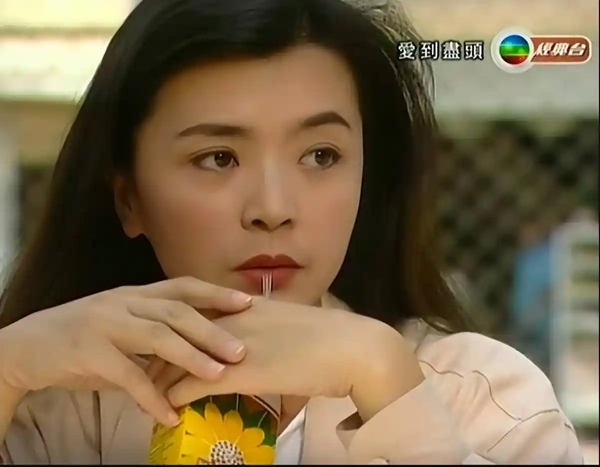 陈玉莲近照曝光！短发配巨花束，古装女神气质不减当年