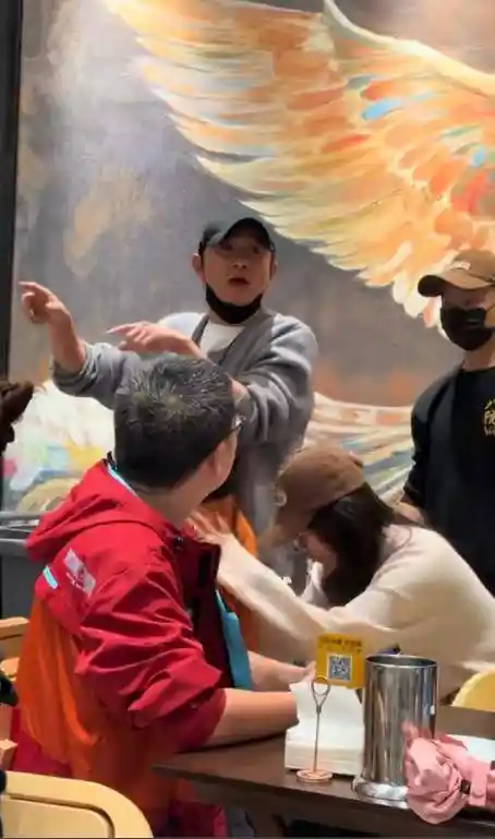 文章饭店爆红，全家齐亮相，前妻马伊琍现身引热议