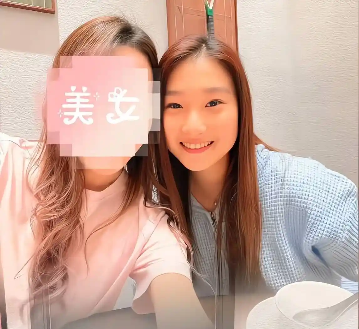 文章饭店爆红，全家齐亮相，前妻马伊琍现身引热议