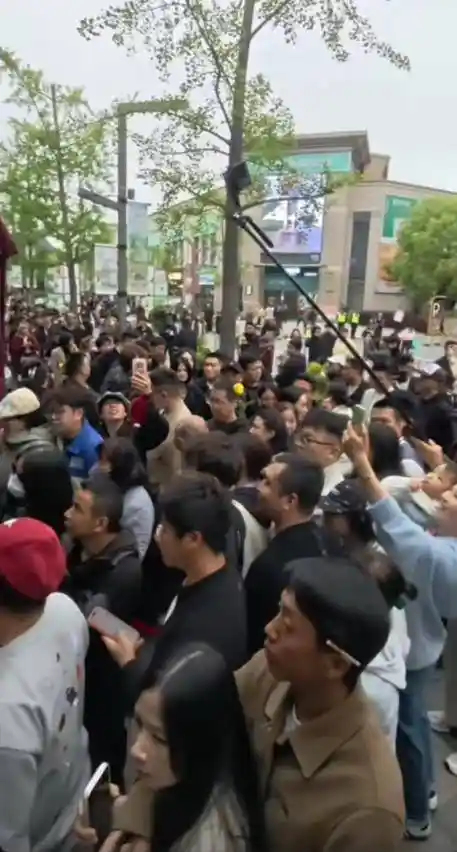 文章饭店爆红，全家齐亮相，前妻马伊琍现身引热议