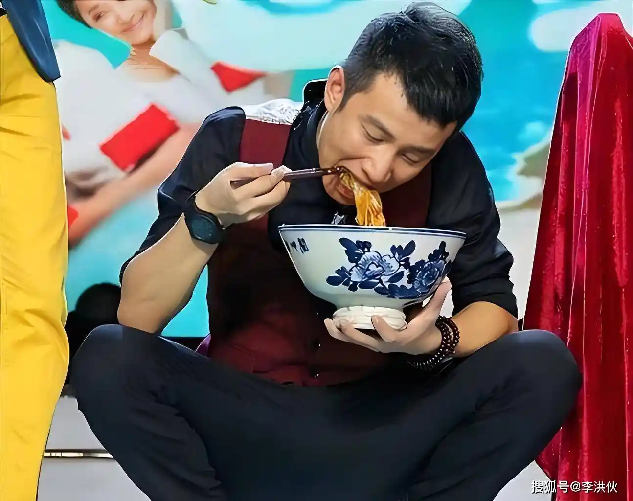 上海面馆5小时忏悔式长队爆火：浪子回头IP杀疯了！