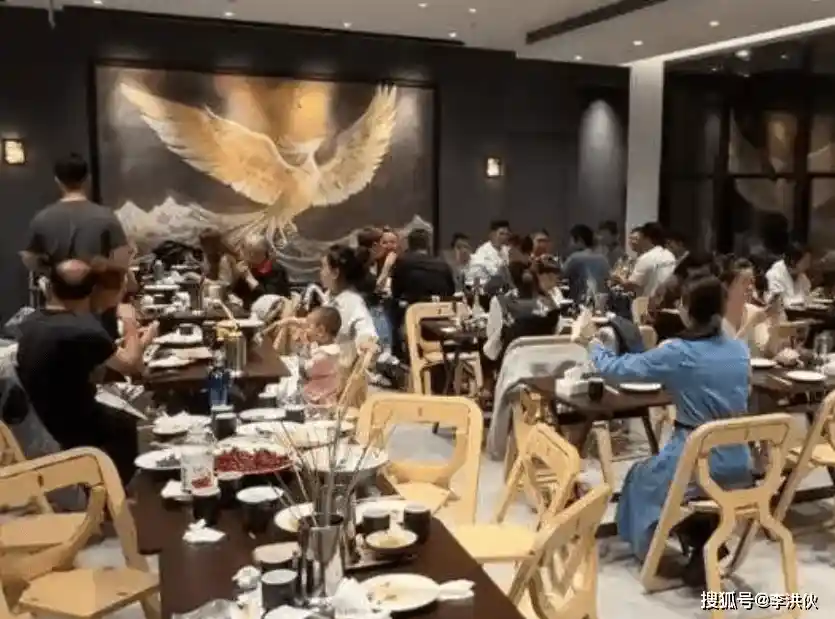 上海面馆5小时忏悔式长队爆火：浪子回头IP杀疯了！