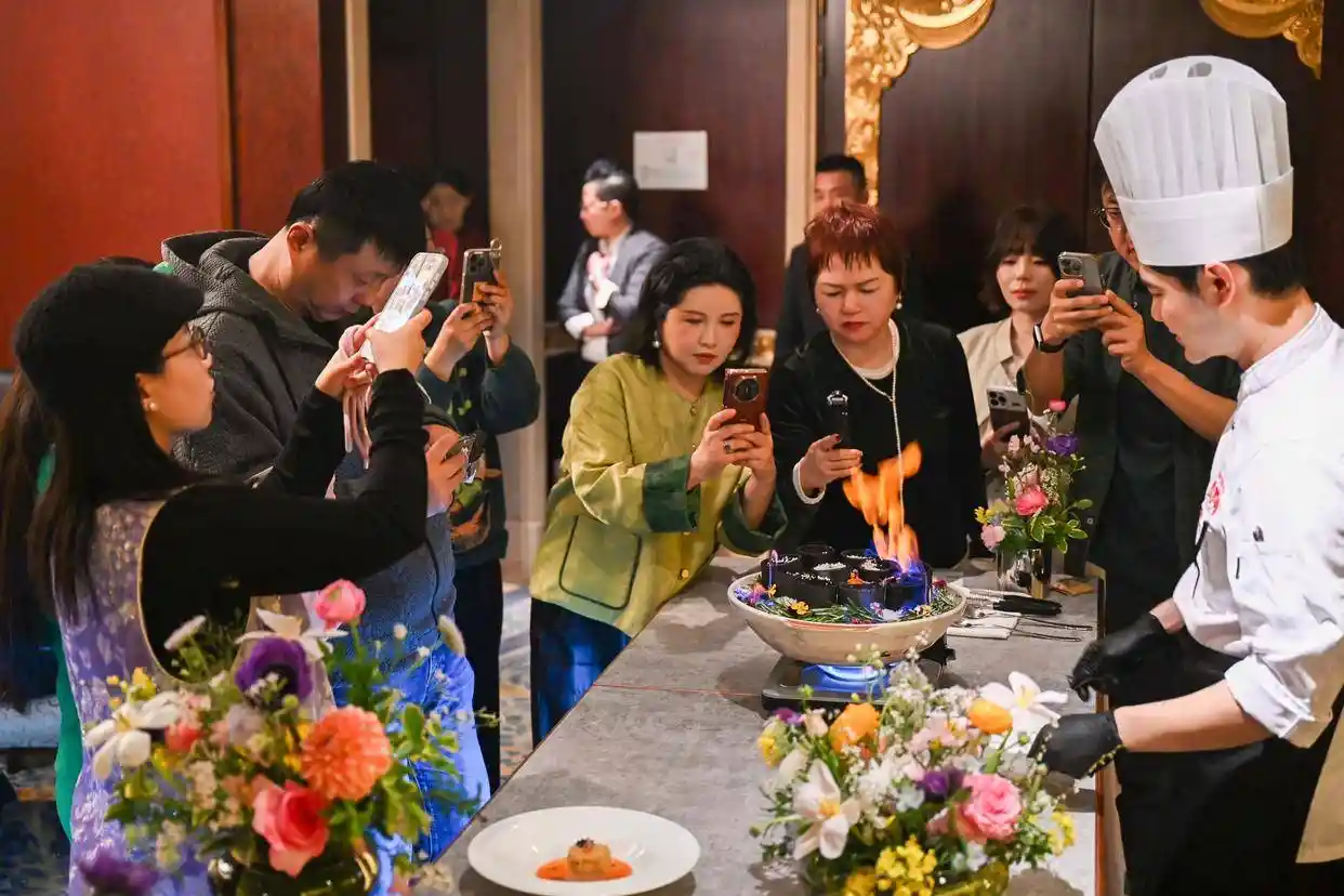 米其林新星引爆沪苏浙，北京食客狂奔中国大饭店吃花记