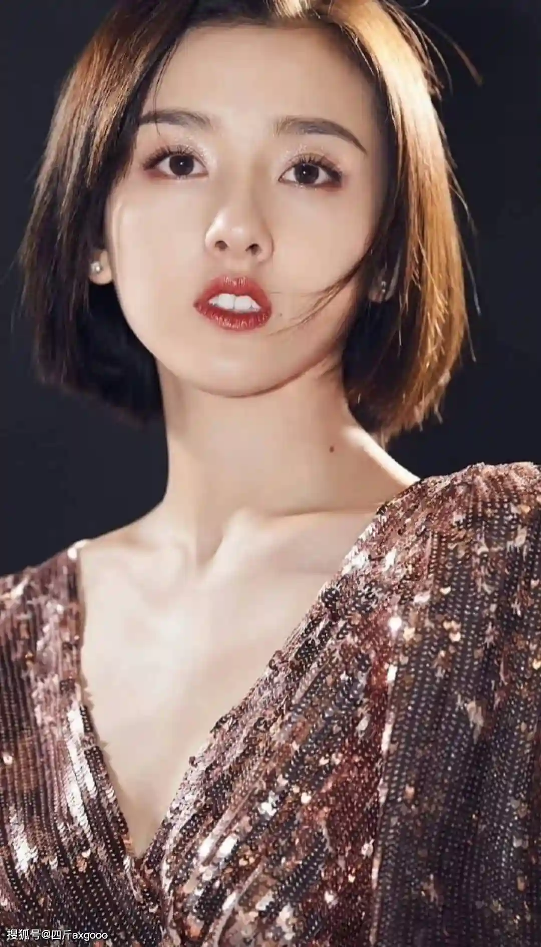 宋祖儿车内惊现男粉求婚，拦车门事件引热议，女粉丝怒斥有病