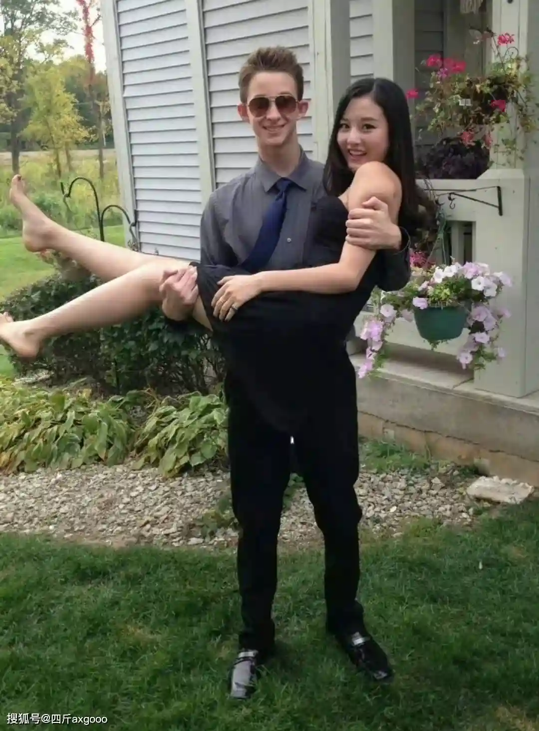 宋祖儿车内惊现男粉求婚，拦车门事件引热议，女粉丝怒斥有病