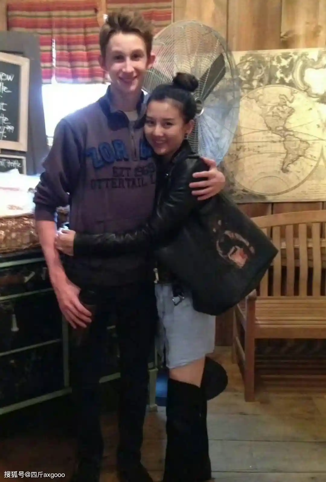 宋祖儿车内惊现男粉求婚，拦车门事件引热议，女粉丝怒斥有病