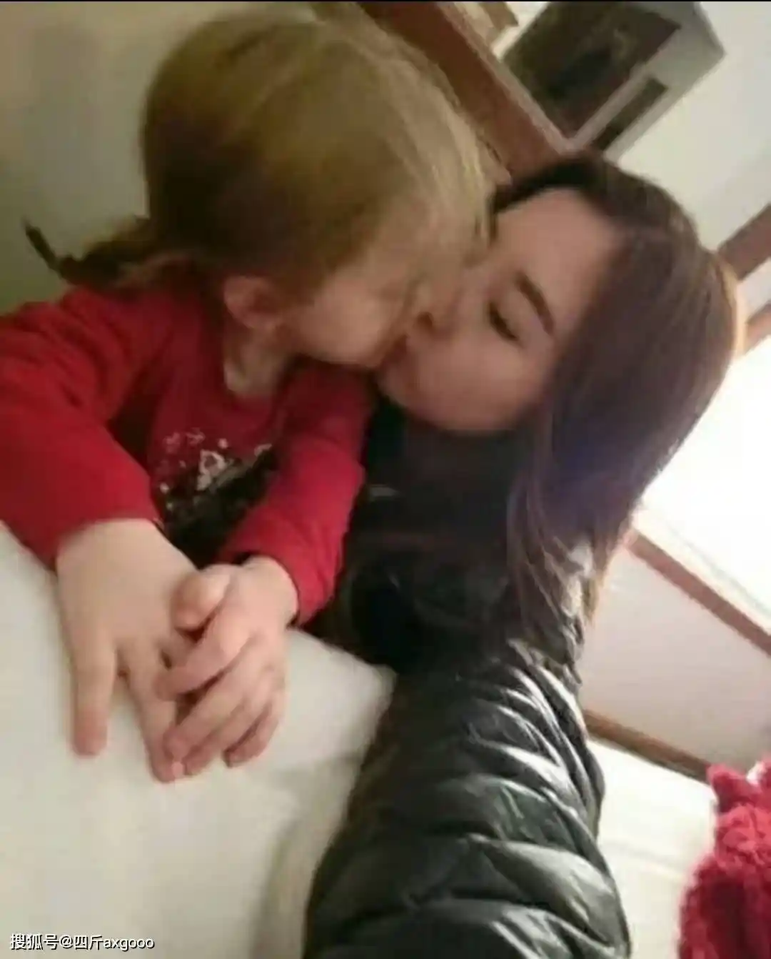 宋祖儿车内惊现男粉求婚，拦车门事件引热议，女粉丝怒斥有病