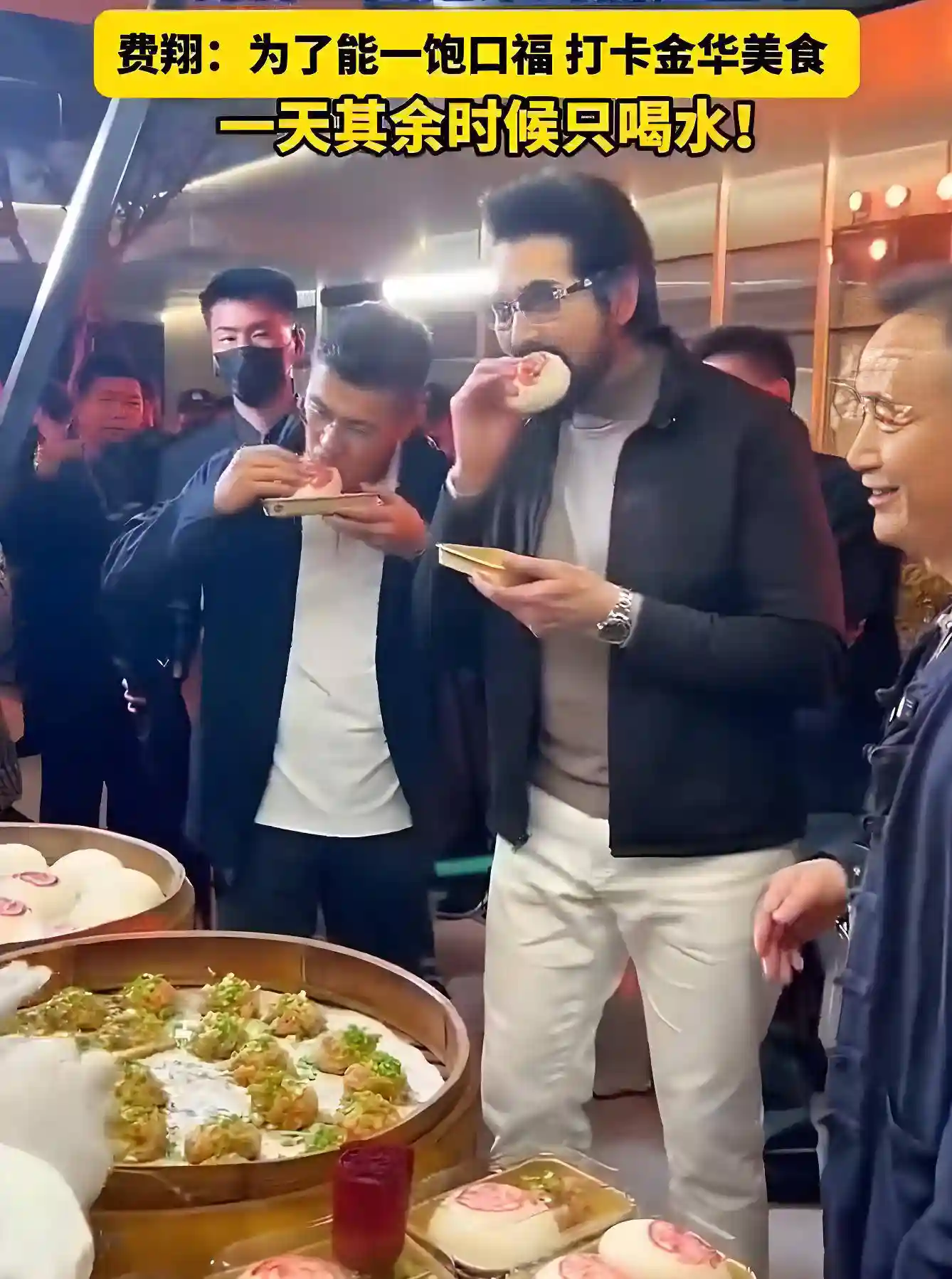 费翔独居现状曝光：无儿无女，与猫为伴，成亲戚眼中的唐僧肉