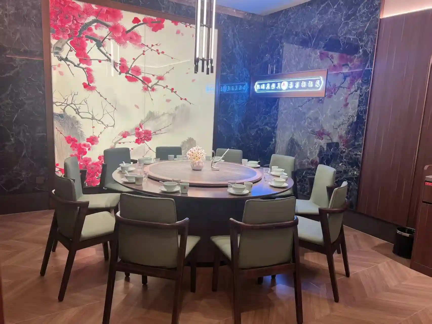 成都双流川菜馆：妈妈味引爆美食热潮，新鲜菜品引客如潮