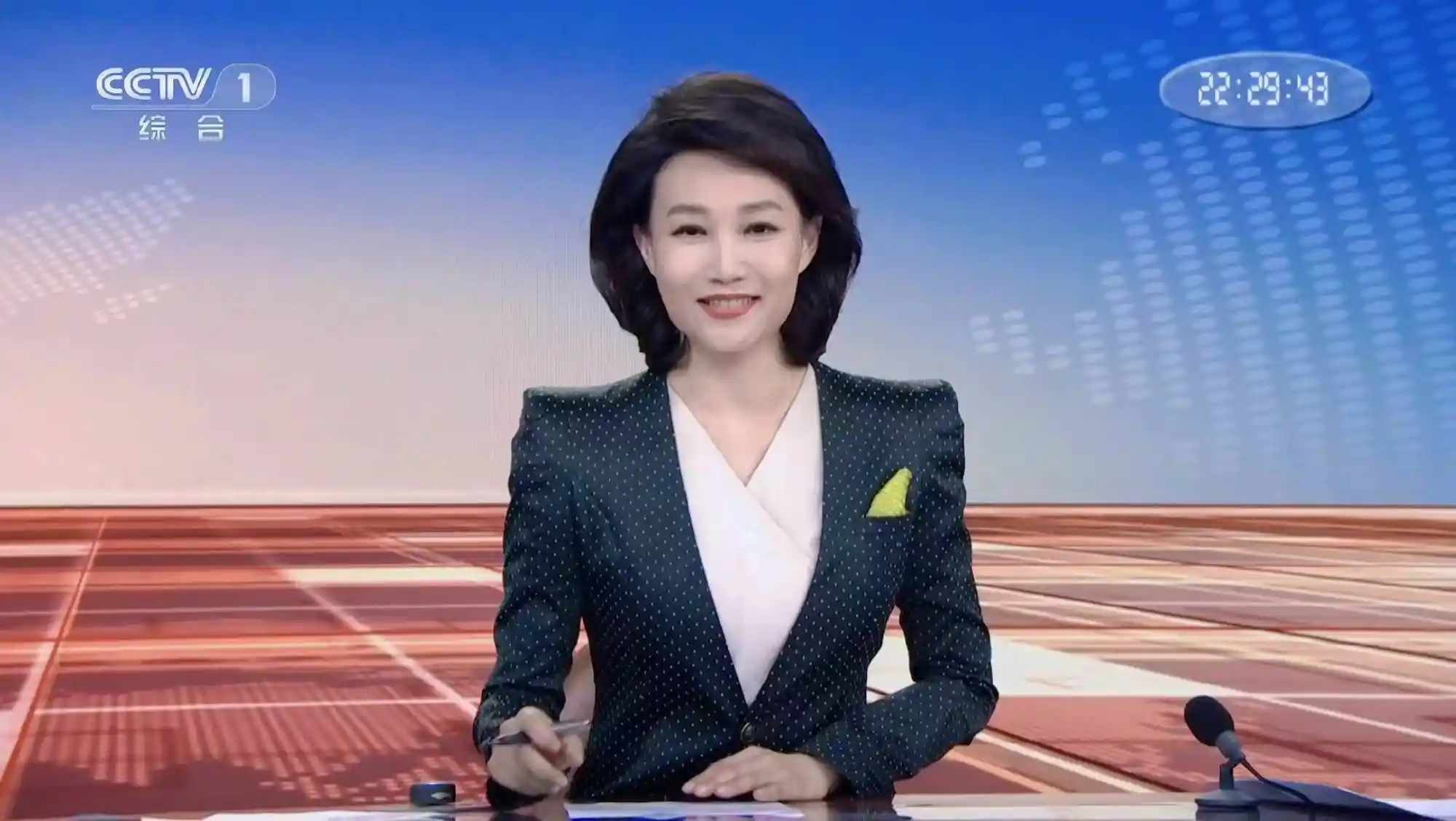 李梓萌重返央视新闻舞台,笑容依旧温暖如初
