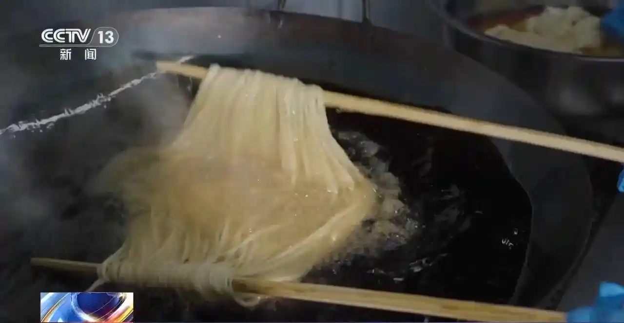 春日限定彩虹食光!驻马店福安五色糯米饭、鼠曲糍、马蹄馓子组团出圈,舌尖上的清明风潮引爆打卡热潮