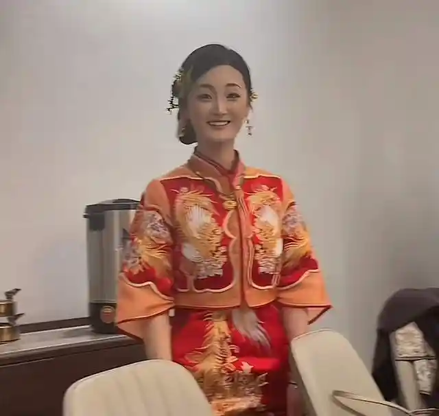 陈亚男26岁丈夫高调发文力挺，门前牵手甜宠全网热议