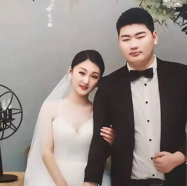 陈亚男26岁丈夫高调发文力挺，门前牵手甜宠全网热议