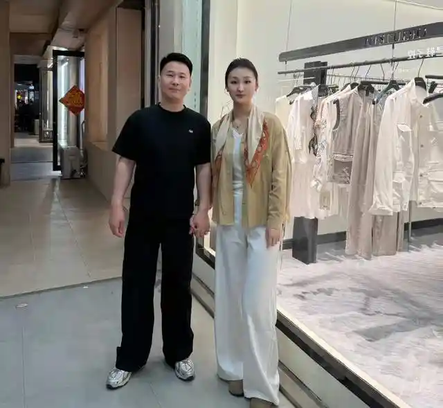 陈亚男26岁丈夫高调发文力挺，门前牵手甜宠全网热议