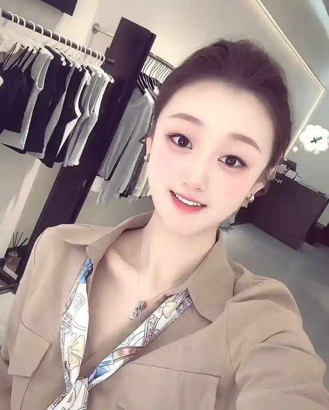 陈亚男26岁丈夫高调发文力挺，门前牵手甜宠全网热议