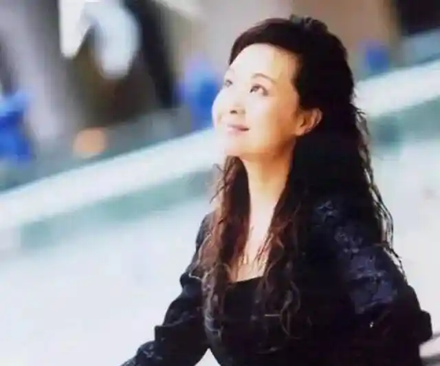 叶蓉51岁隐退幕后,女儿颜值惊人似当年主持女王