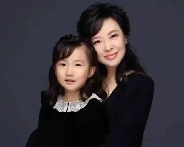 叶蓉51岁隐退幕后,女儿颜值惊人似当年主持女王