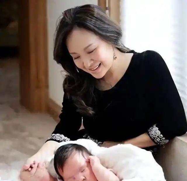 叶蓉51岁隐退幕后,女儿颜值惊人似当年主持女王