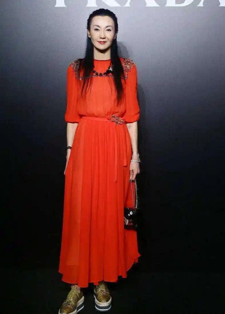 张曼玉红裙亮相引热议：61岁状态惊艳网友直呼逆龄女神