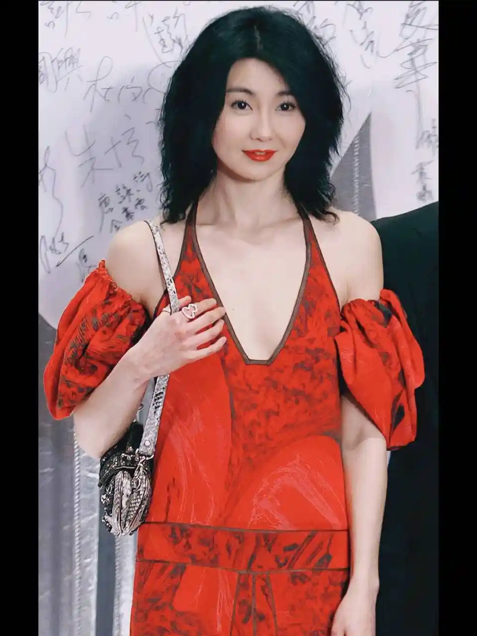 张曼玉红裙亮相引热议：61岁状态惊艳网友直呼逆龄女神