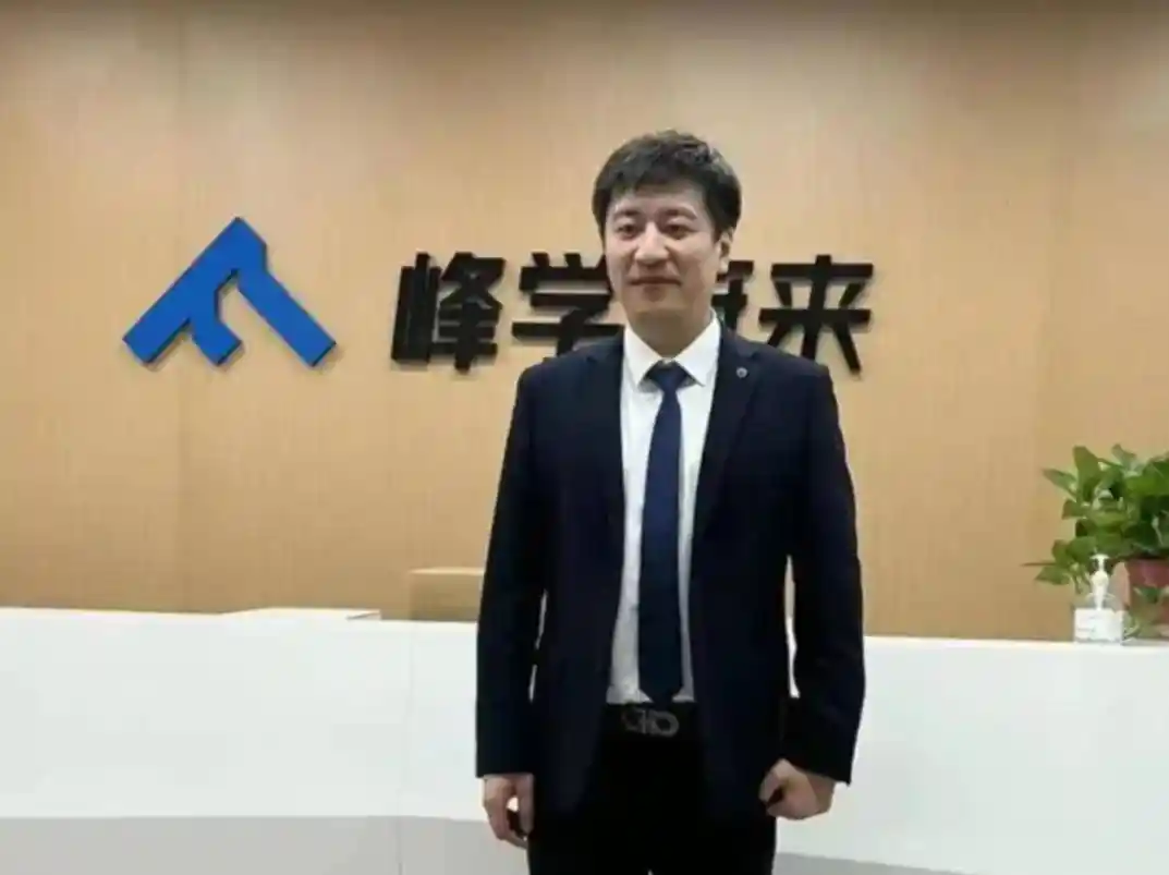 张雪峰离世半月后团队重启直播,武亮黑衣亮相获十万网友力挺