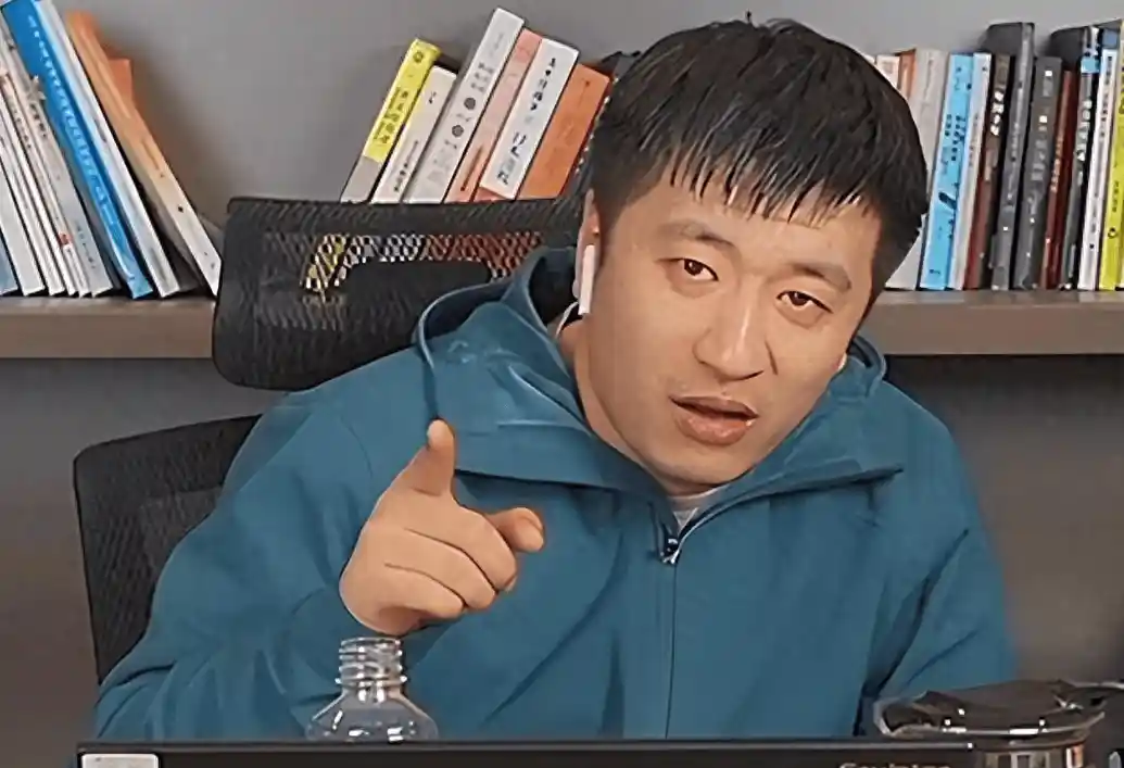 张雪峰离世半月后团队重启直播，网友泪目：镜头里再无他