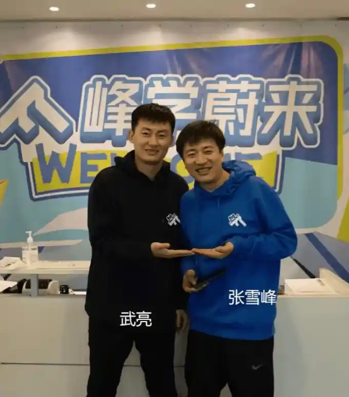 张雪峰离世半月后团队重启直播，网友泪目：镜头里再无他