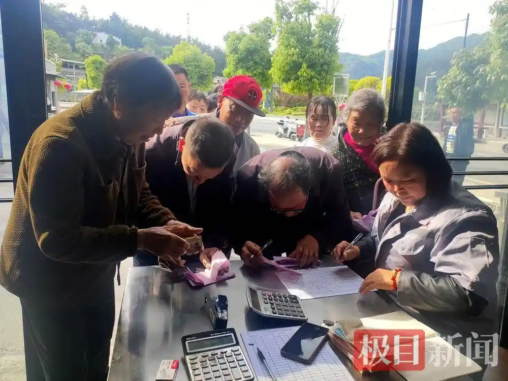 昔日废叶变金叶，竹山村民笑领钱！