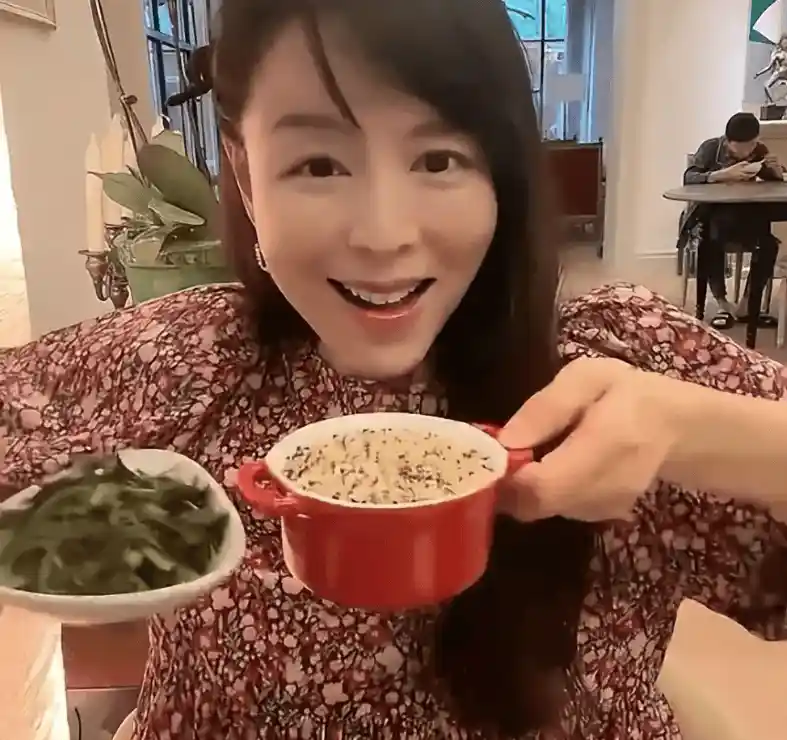 张静初46岁近况曝光：感情稳定不婚，带货翻车陷法律风波