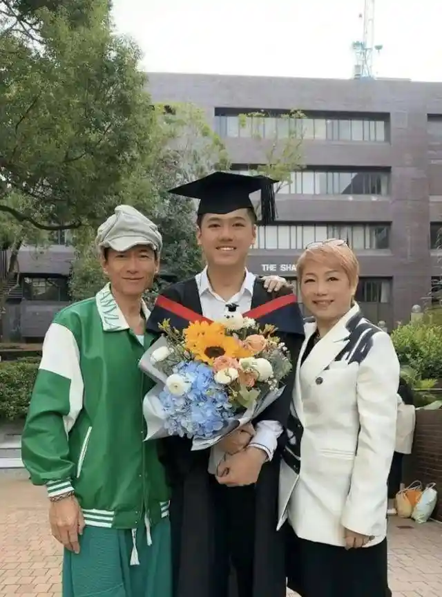 江华母亲离世消瘦现身街头，昔日男神险被撞引关注