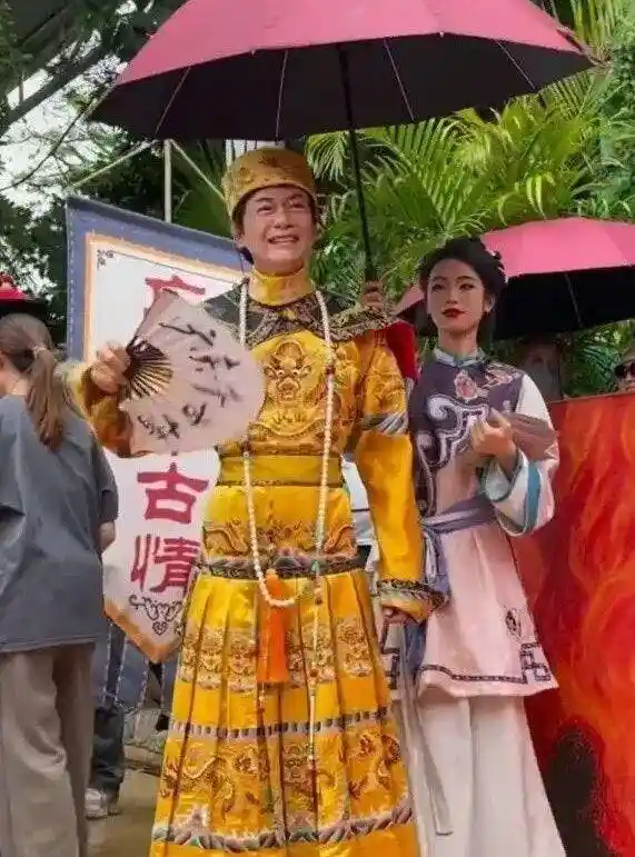 江华母亲离世消瘦现身街头,昔日男神险被撞引关注