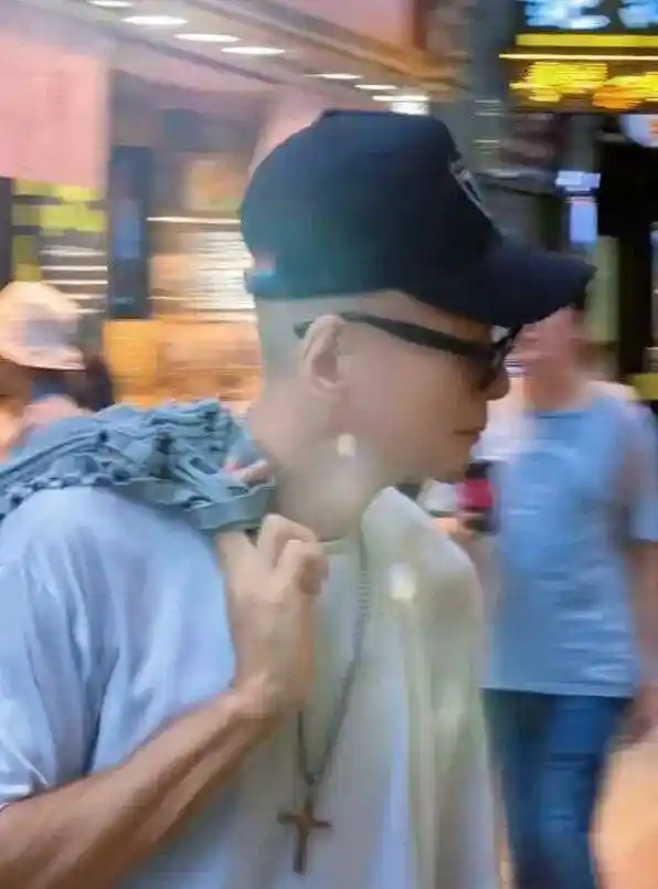 江华母亲离世消瘦现身街头,昔日男神险被撞引关注