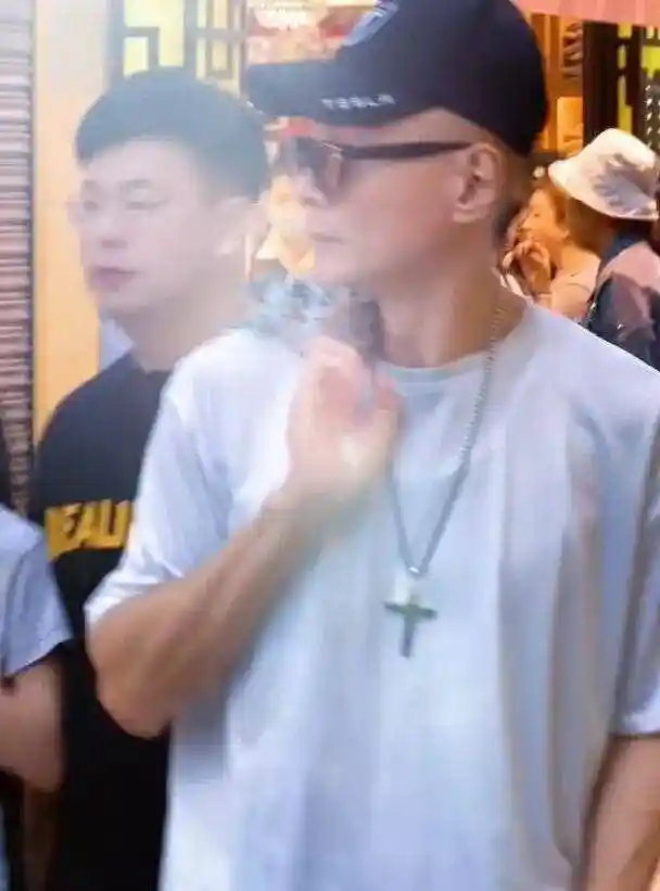 江华母亲离世消瘦现身街头,昔日男神险被撞引关注