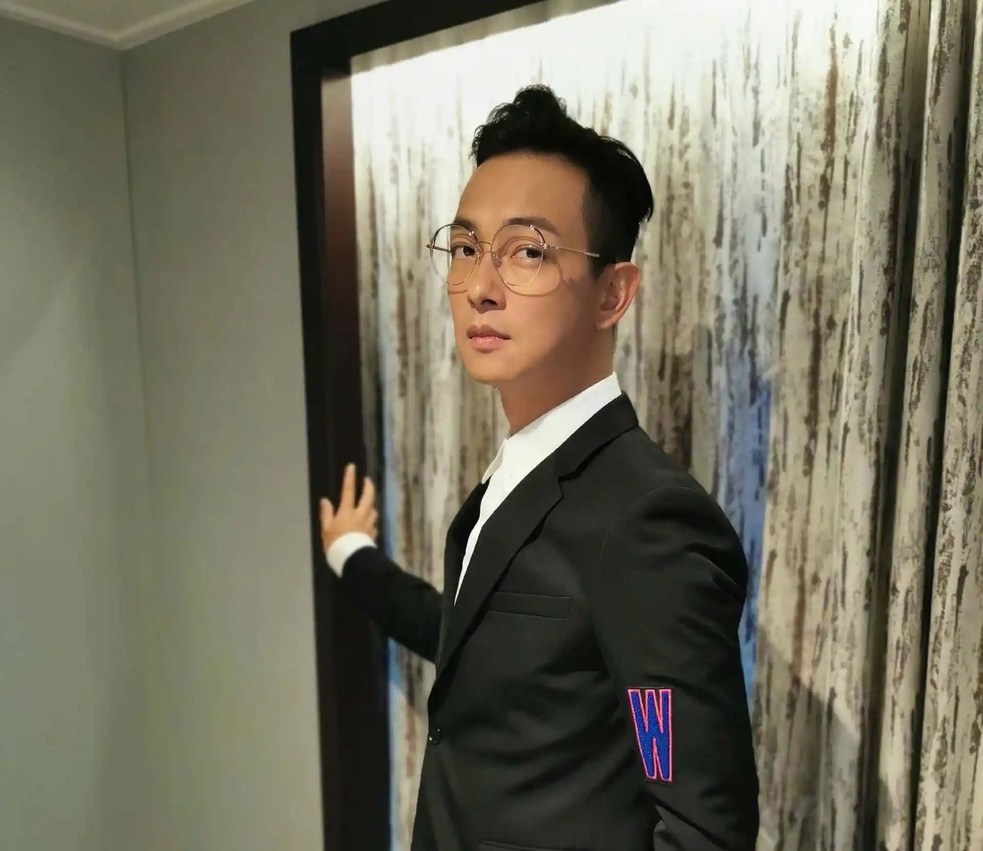 惊爆!TVB与邵氏罕见联合封杀顶流演员,起因竟是高层办公室神秘失窃案引爆全港娱乐圈地震