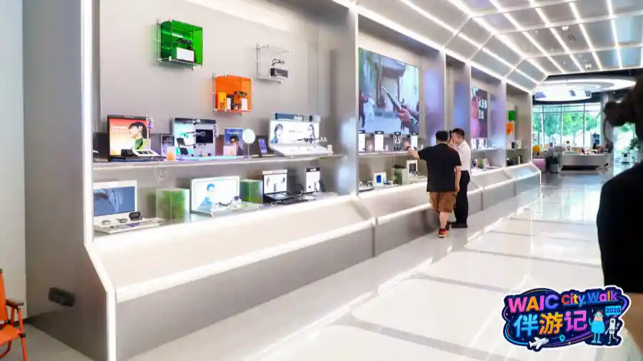 WAIC City Walk直击张江：AI从实验室跃入街巷，上海正上演一场可触摸的智能革命