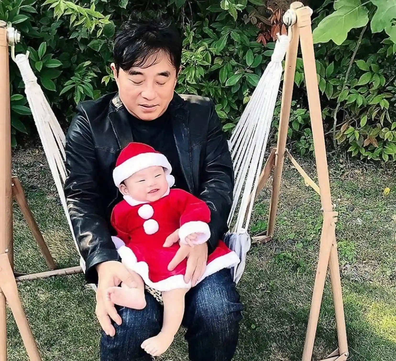 吕方怒怼网约车司机引热议,老来得女遭质疑吃软饭?真相如何?