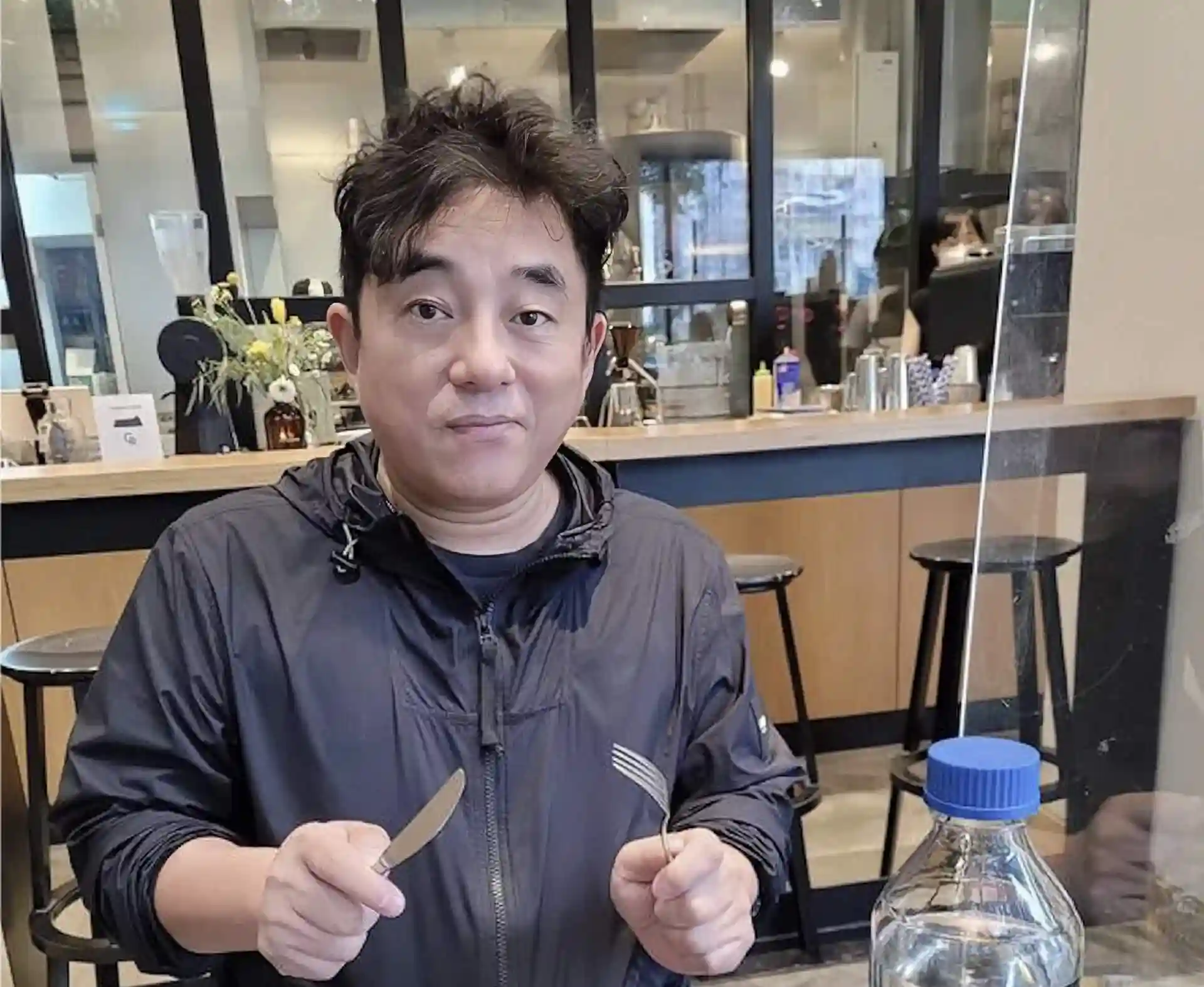 吕方怒怼网约车司机引热议,老来得女遭质疑吃软饭?真相如何?